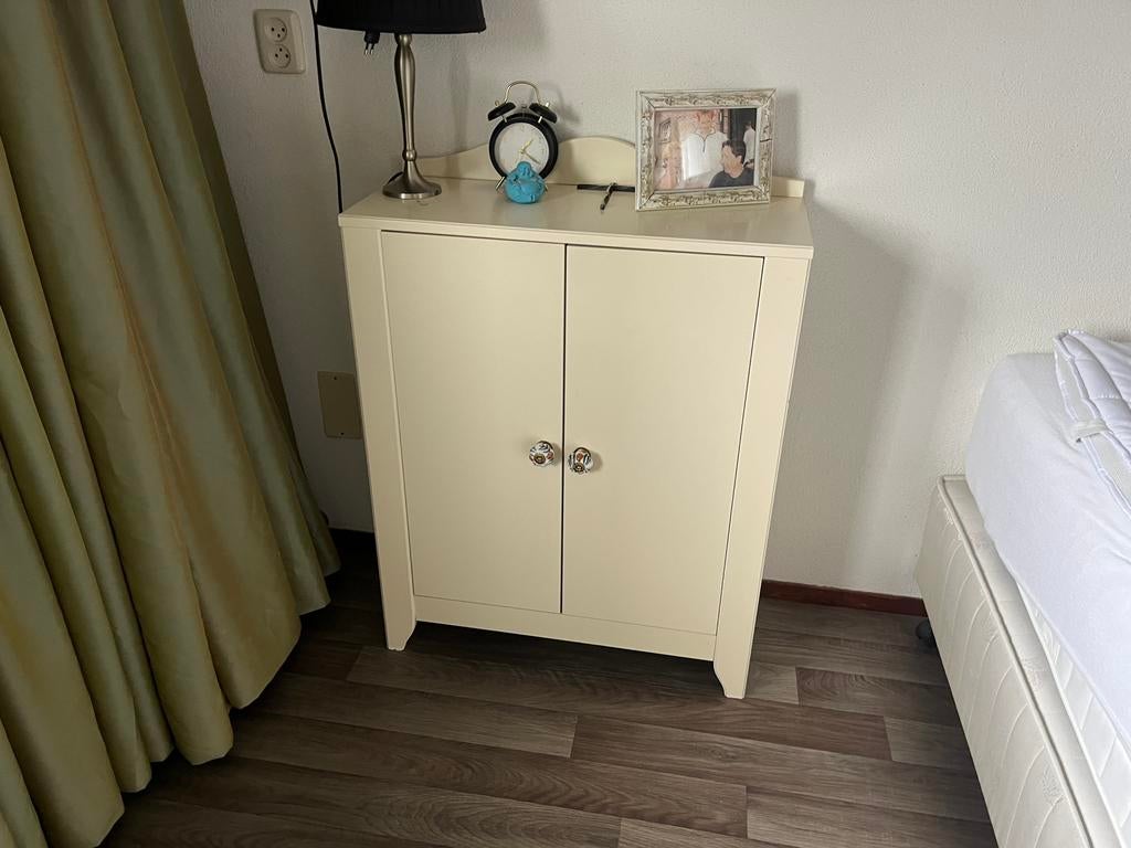 Gratis wand kastje met legplanken, Ophalen, Zo goed als nieuw