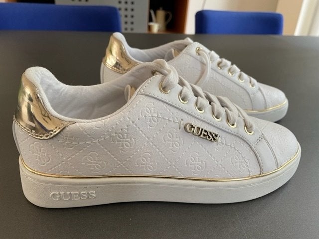 Nieuwe witte Guess sneackers maat 37. NOG NIEUW!, Guess, Wit, Nieuw, Ophalen of Verzenden