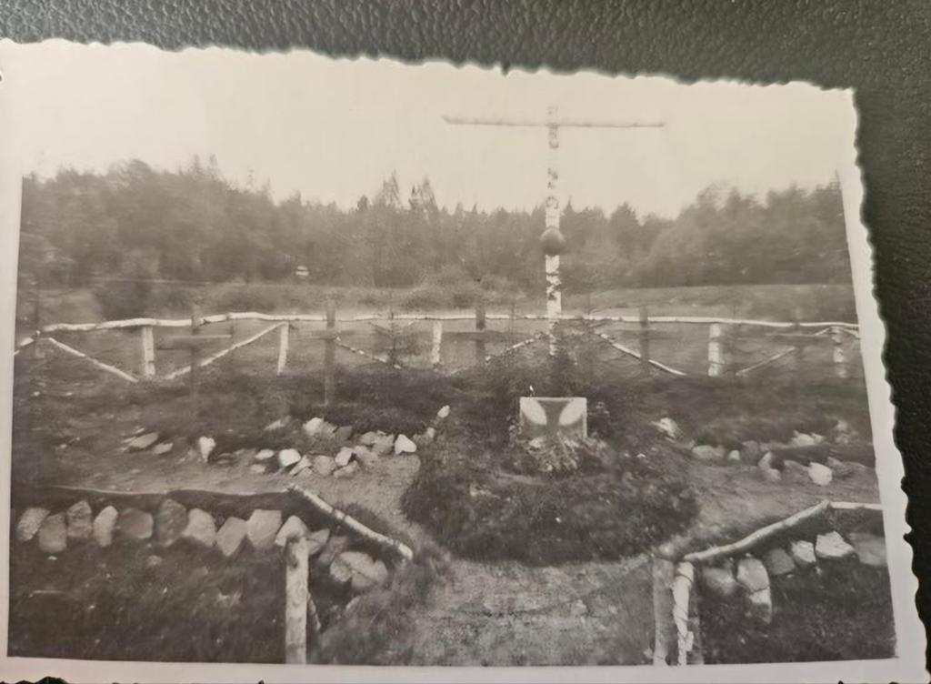 100%orig wo2foto duits graf schild+ helm op groot kruis, Verzamelen, Ophalen of Verzenden, Duitsland, Helm of Baret