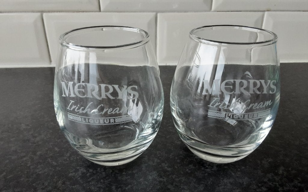 MERRYS likeur glazen 2 stuks, Verzamelen, Glas en Borrelglaasjes, Ophalen of Verzenden, Zo goed als nieuw, Borrel- of Shotglas