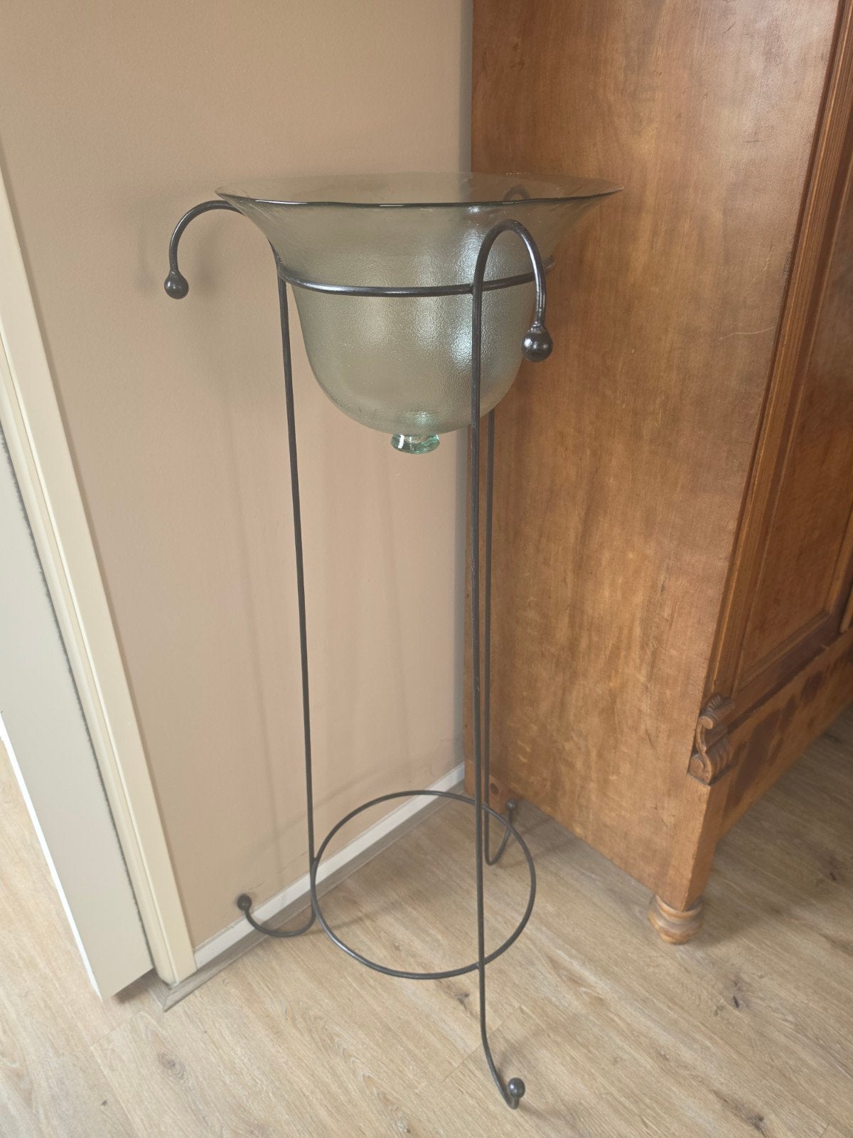 Glazen stolp op metalen standaard, Glas, Ophalen, Gebruikt, Met voet