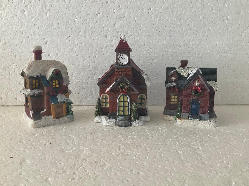 kleine huisjes en kerkje voor in  kerstdorp (klein prijsje), Diversen, Kerst, Ophalen of Verzenden, Zo goed als nieuw