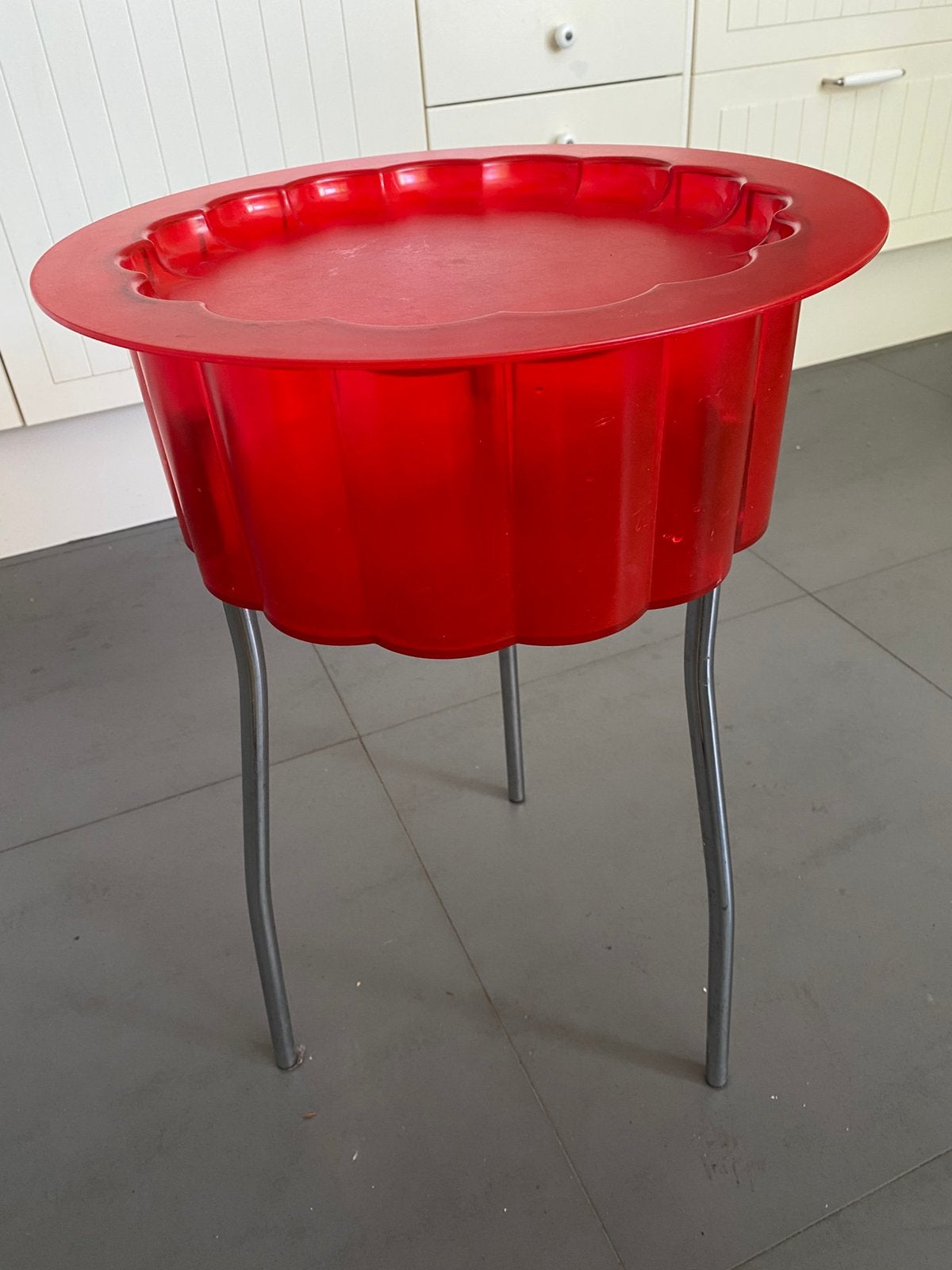Rood bijzettafeltje met opbergruimte, Ophalen, Zo goed als nieuw, Rond, Minder dan 55 cm