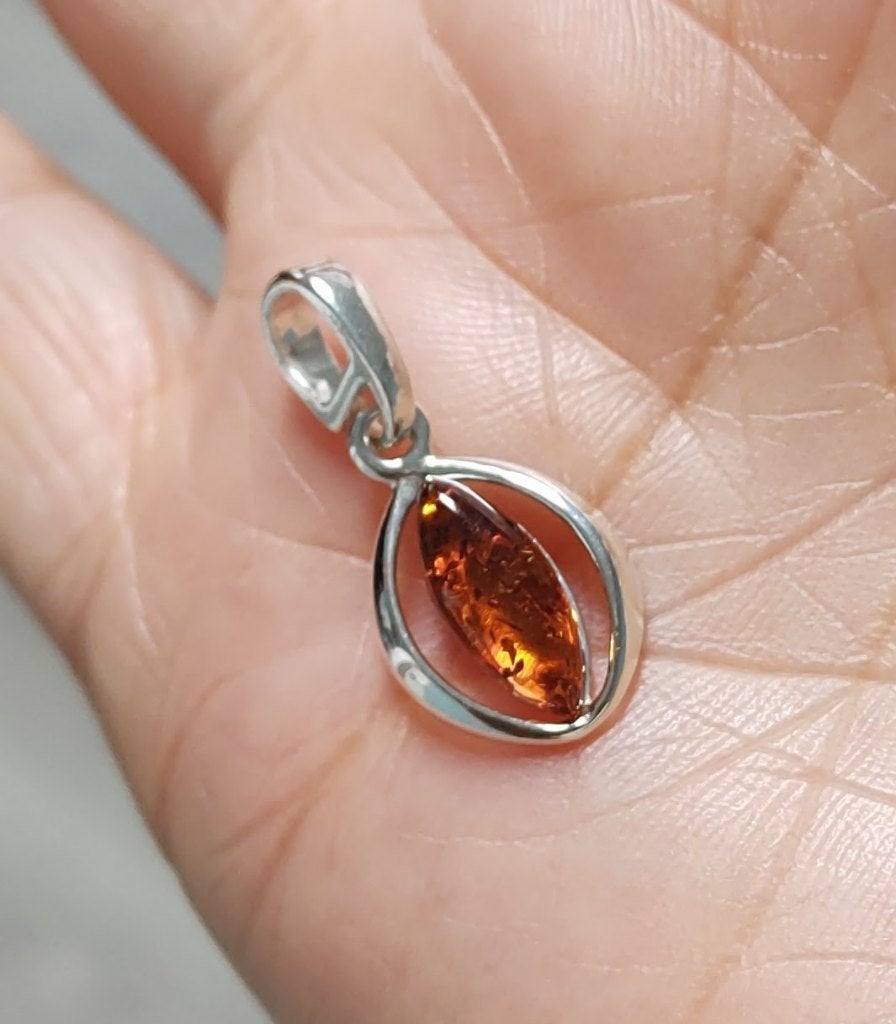 925 zilveren hanger met natuurlijke Barnsteen(Amber), O.T., Overige voorstellingen, Nieuw, Oranje