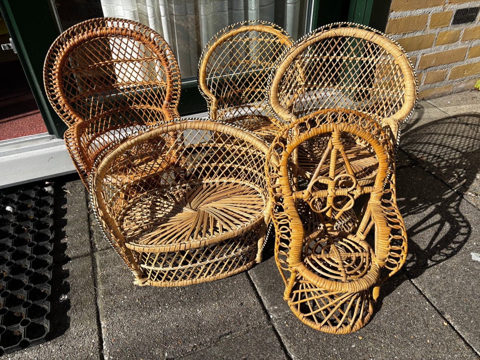 Set van vier rieten  poppenstoelen en een bank, Ophalen, Zo goed als nieuw, Pop