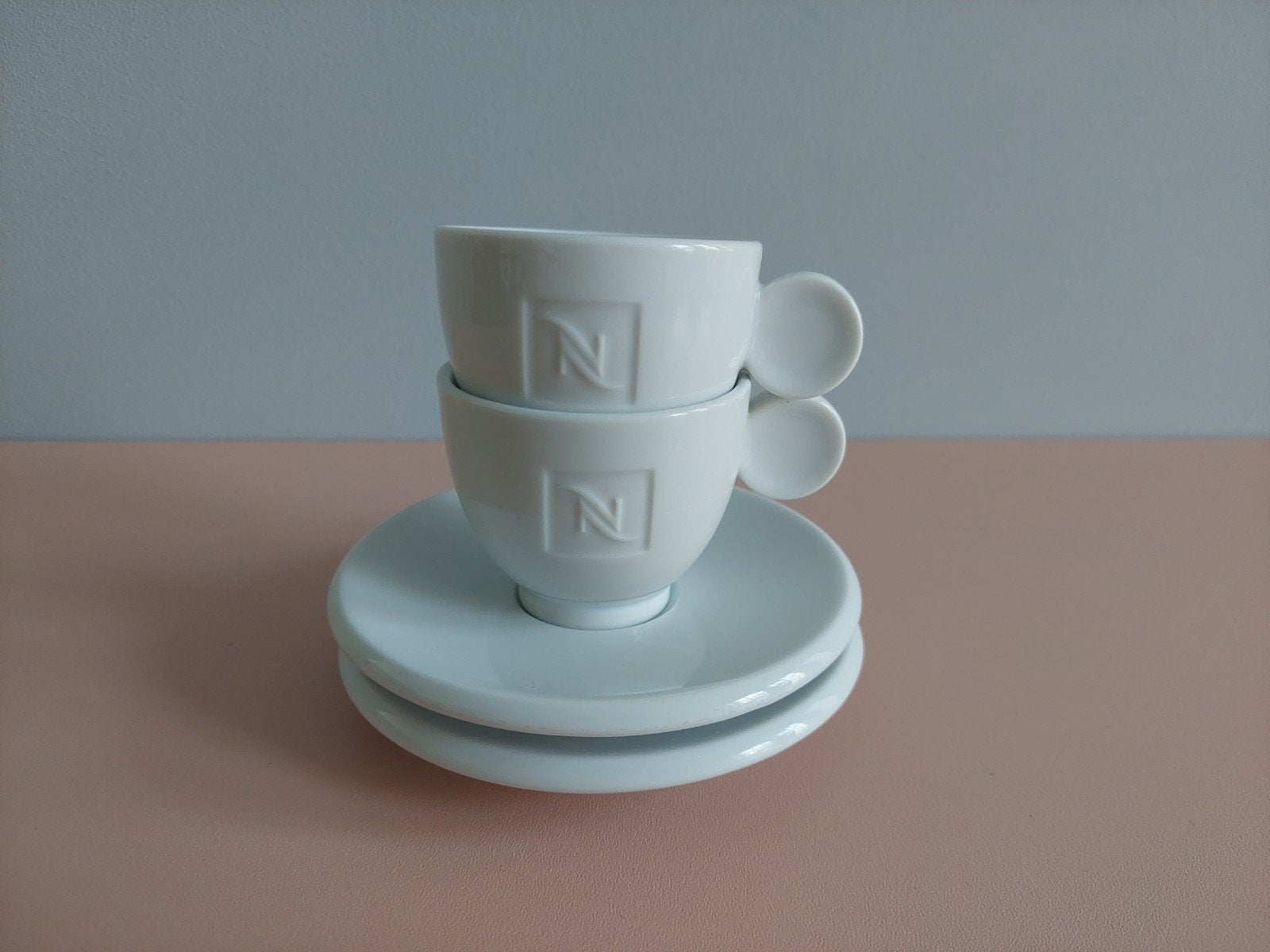 Nespresso espresso kopjes met schotels - nieuwstaat, Huis en Inrichting, Keuken | Servies, Keramiek, Ophalen of Verzenden, Zo goed als nieuw