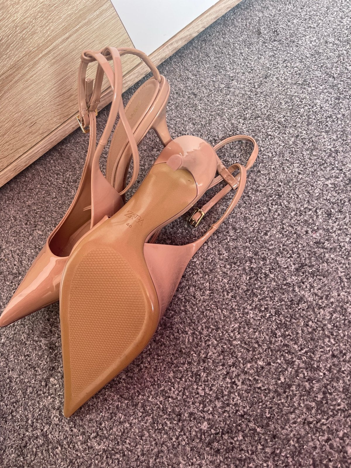Zara lakleren slingback pumps - Zo goed als nieuw, Kleding | Dames, Ophalen of Verzenden, Zo goed als nieuw, Beige, Pumps