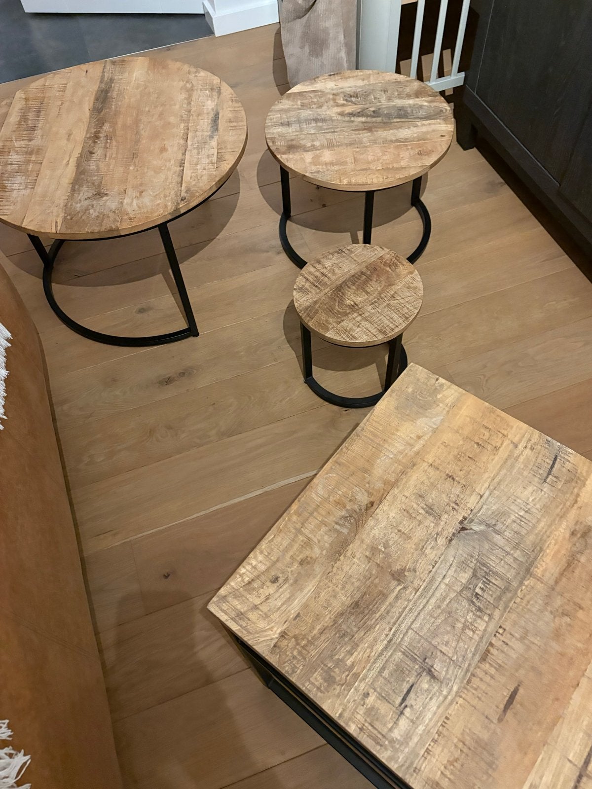 Set van 4 industriële salontafels/bijzettafels mangohout, Gebruikt, 55 tot 75 cm, Overige vormen, Industrieel