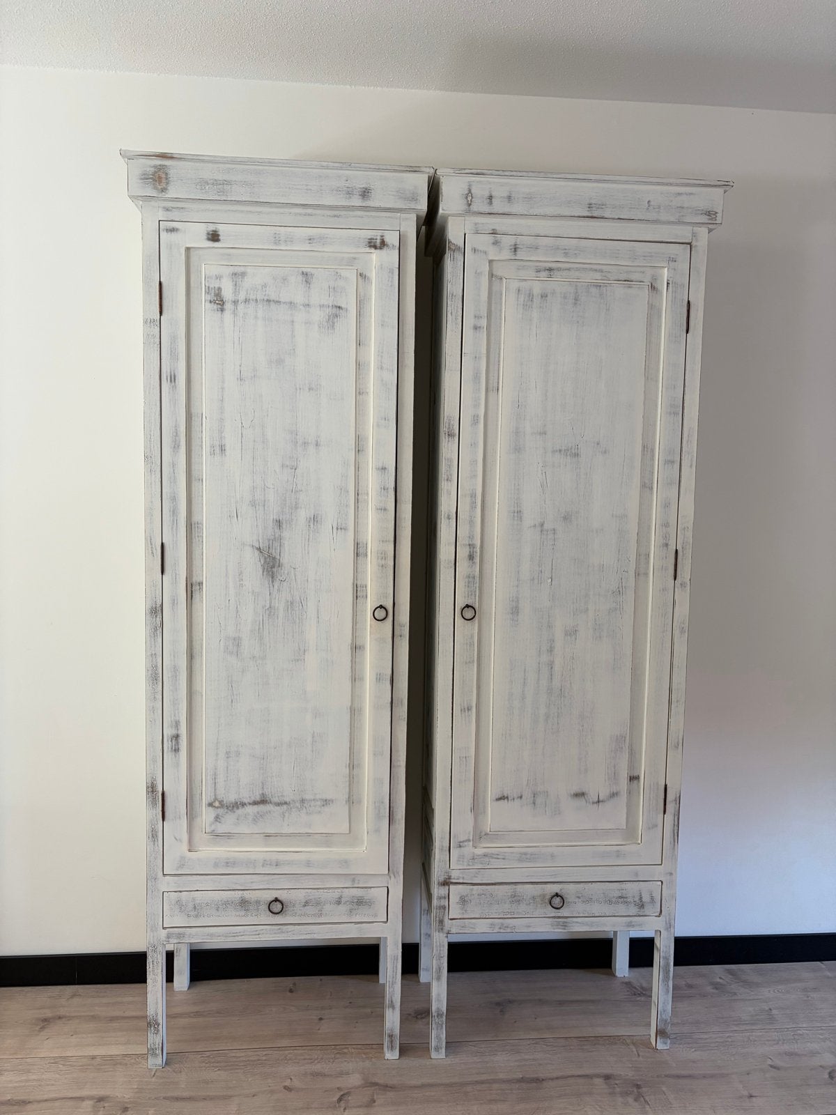 Set van 2 landelijke kasten met whitewash look, Antiek en Kunst, Ophalen