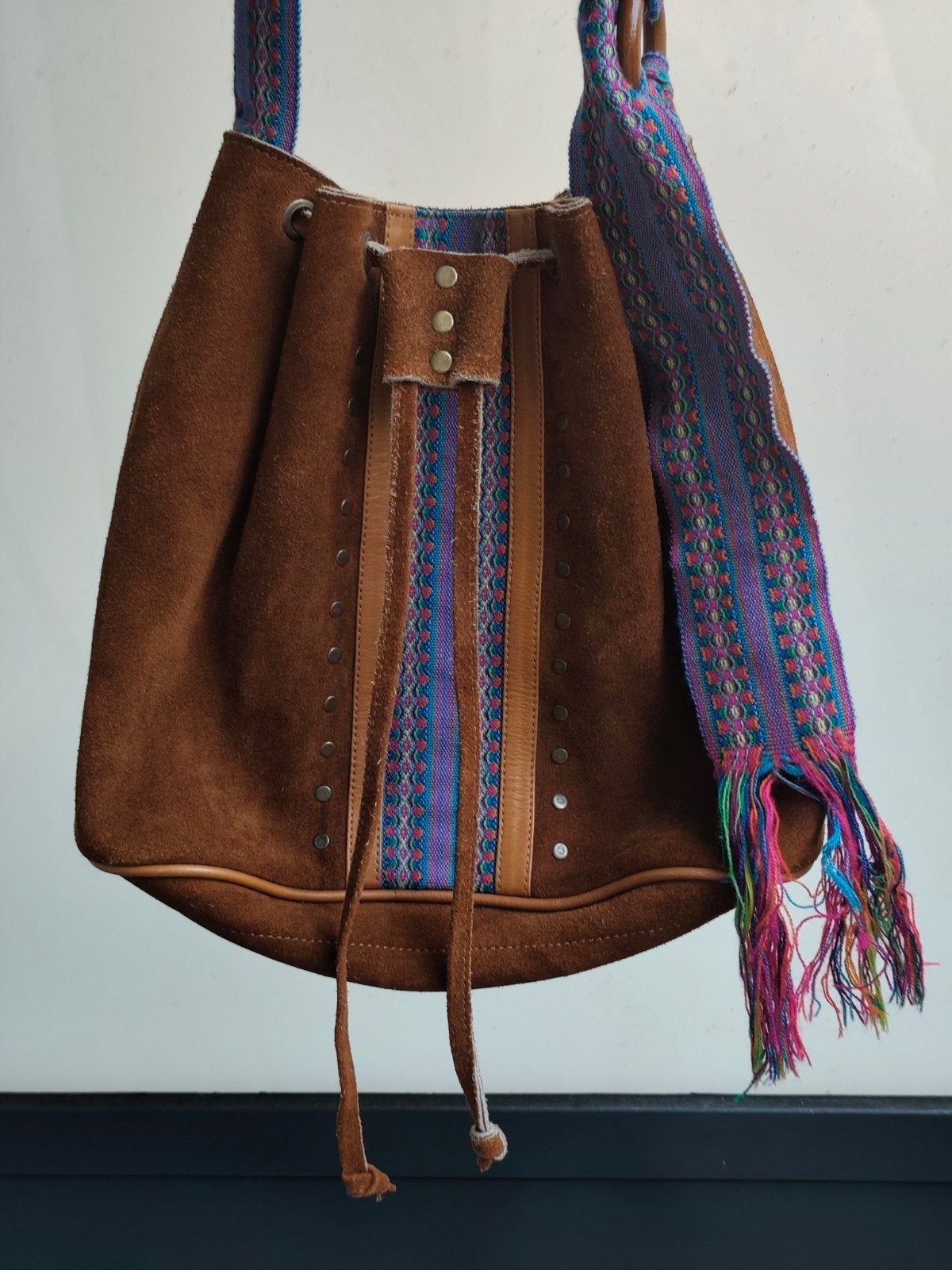 Cognackleurige suède boho-chique zomerse crossbody, 28x38x15, Sieraden, Tassen en Uiterlijk, Tassen | Damestassen, Ophalen of Verzenden