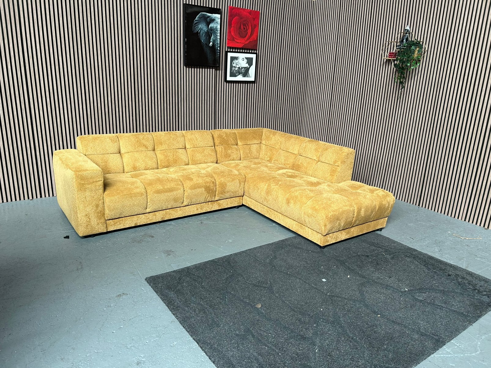 GRATIS LEVERING Hoekbank Okergeel 270X215 SHOWROOMMODEL, 250 tot 300 cm, Nieuw showroom model oker geel, Hoekbank, Nieuw