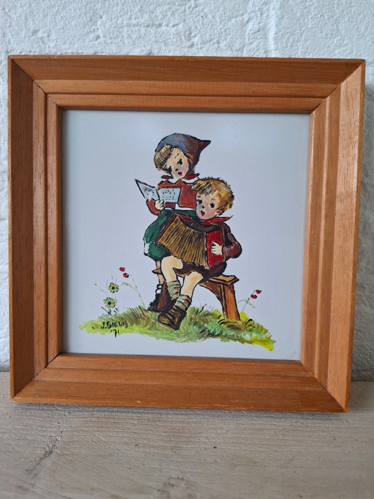 Vintage Hummel-stijl schilderij op tegel. Gesigneerd., Gebruikt, Vintage, Steen/keramiek, Ophalen of Verzenden