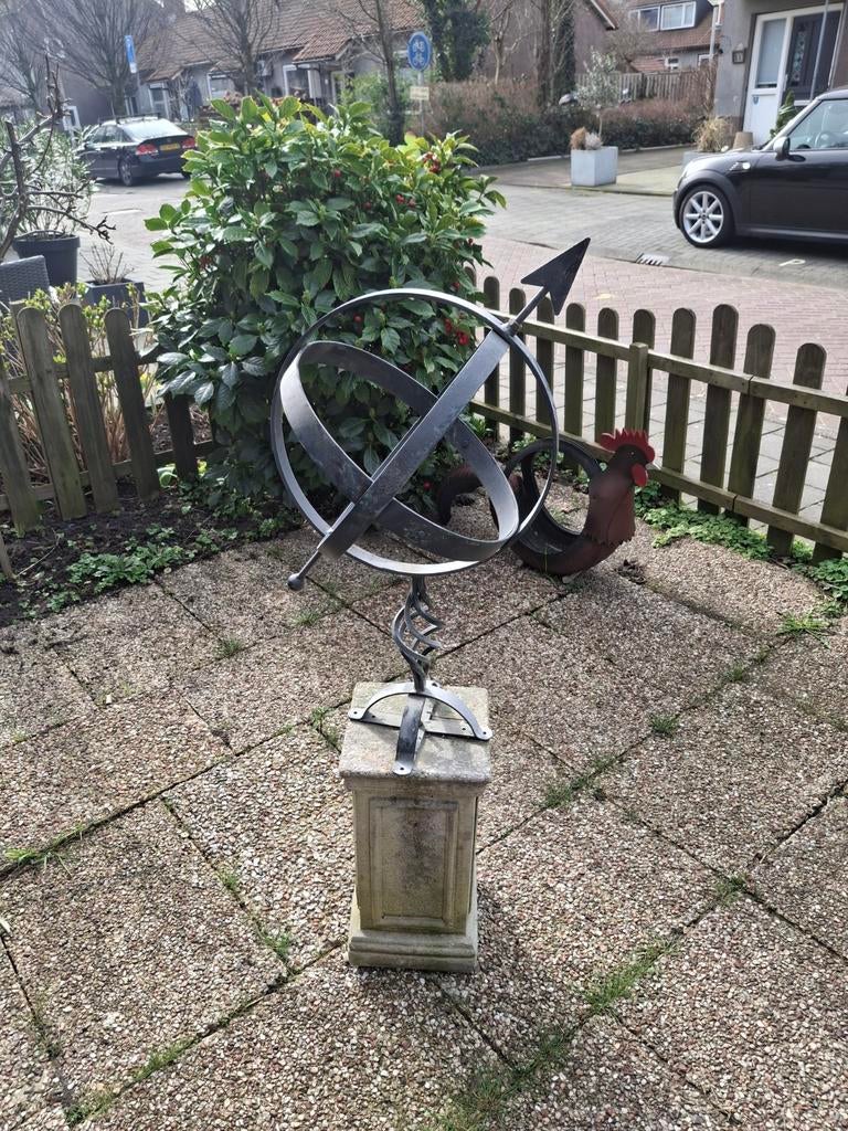 Armillairsfeer zonnewijzer op sokkel, Tuin en Terras, Windwijzers en Windmolens, Ophalen of Verzenden, Gebruikt