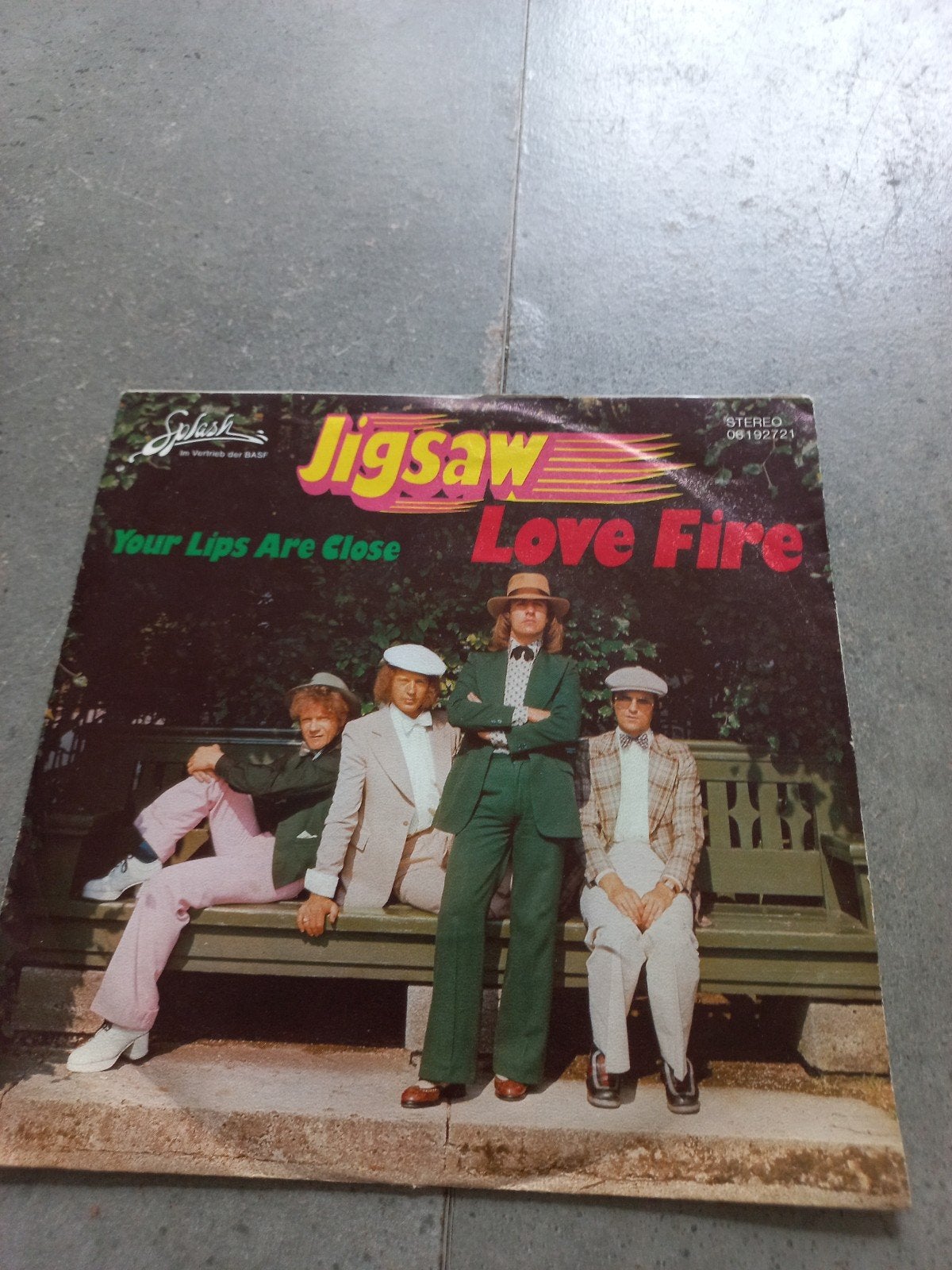 Jigsaw - Your Lips Are Close / Love Fire Vinyl Single, Ophalen of Verzenden, Gebruikt, 7 inch, Pop