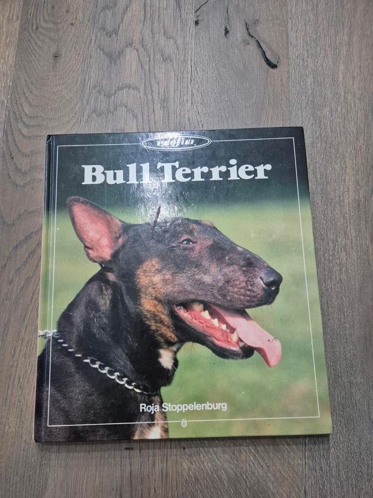 Bull Terrier Boek - Nederlandstalig Hondenboek, Boeken, Ophalen of Verzenden, Gelezen, Honden, Roja Stoppelenburg
