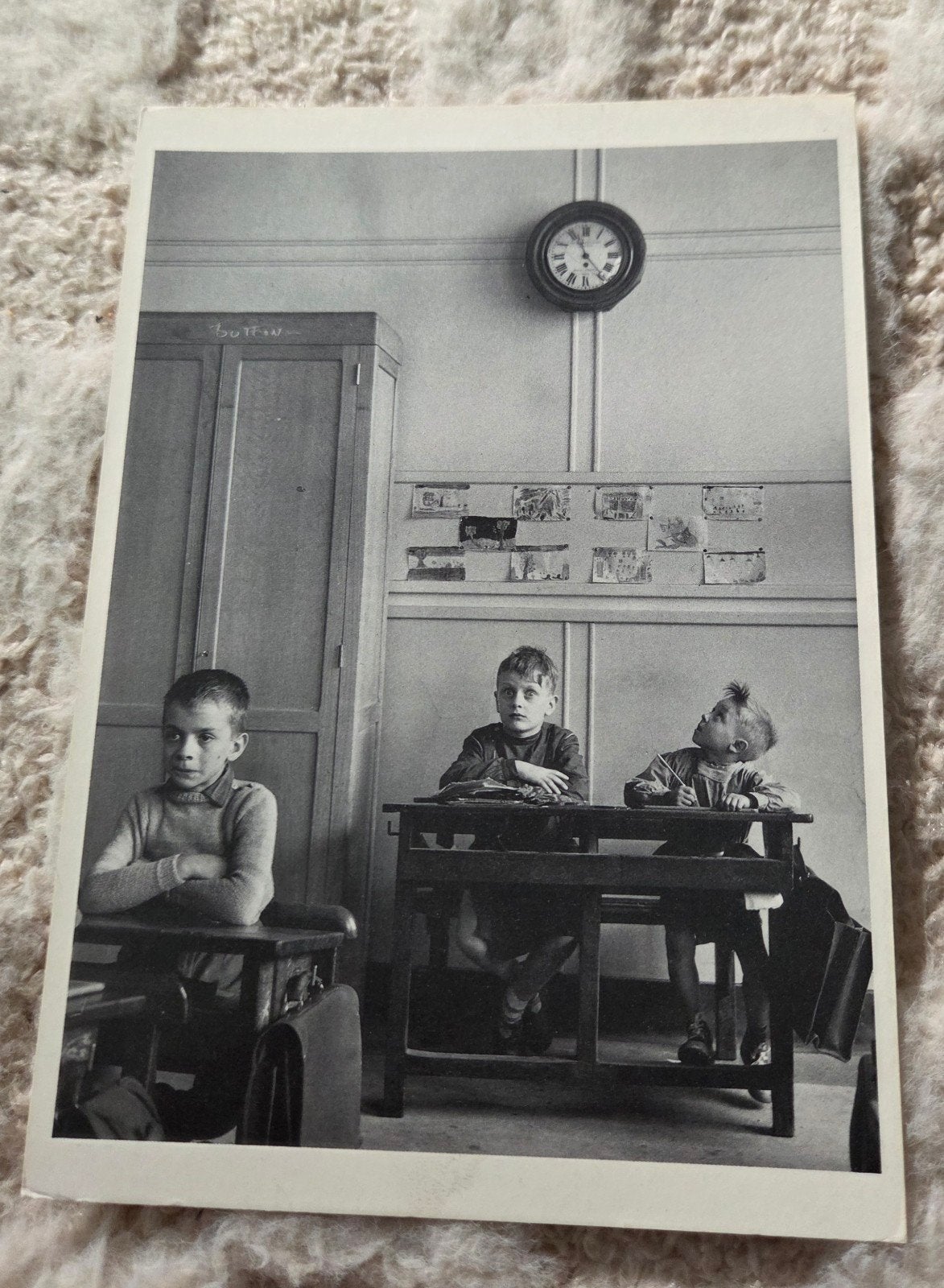 Vintage foto Robert Doisneau - La Pendulie, Parijs 1957, Verzenden, 1980 tot heden, Ongelopen, Kinderen