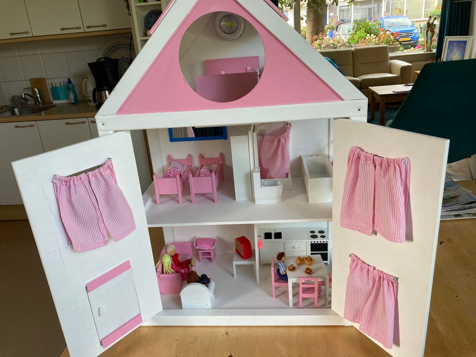 poppenhuis  helemaal compleet roze wit, Ophalen, Zo goed als nieuw, Poppenhuis