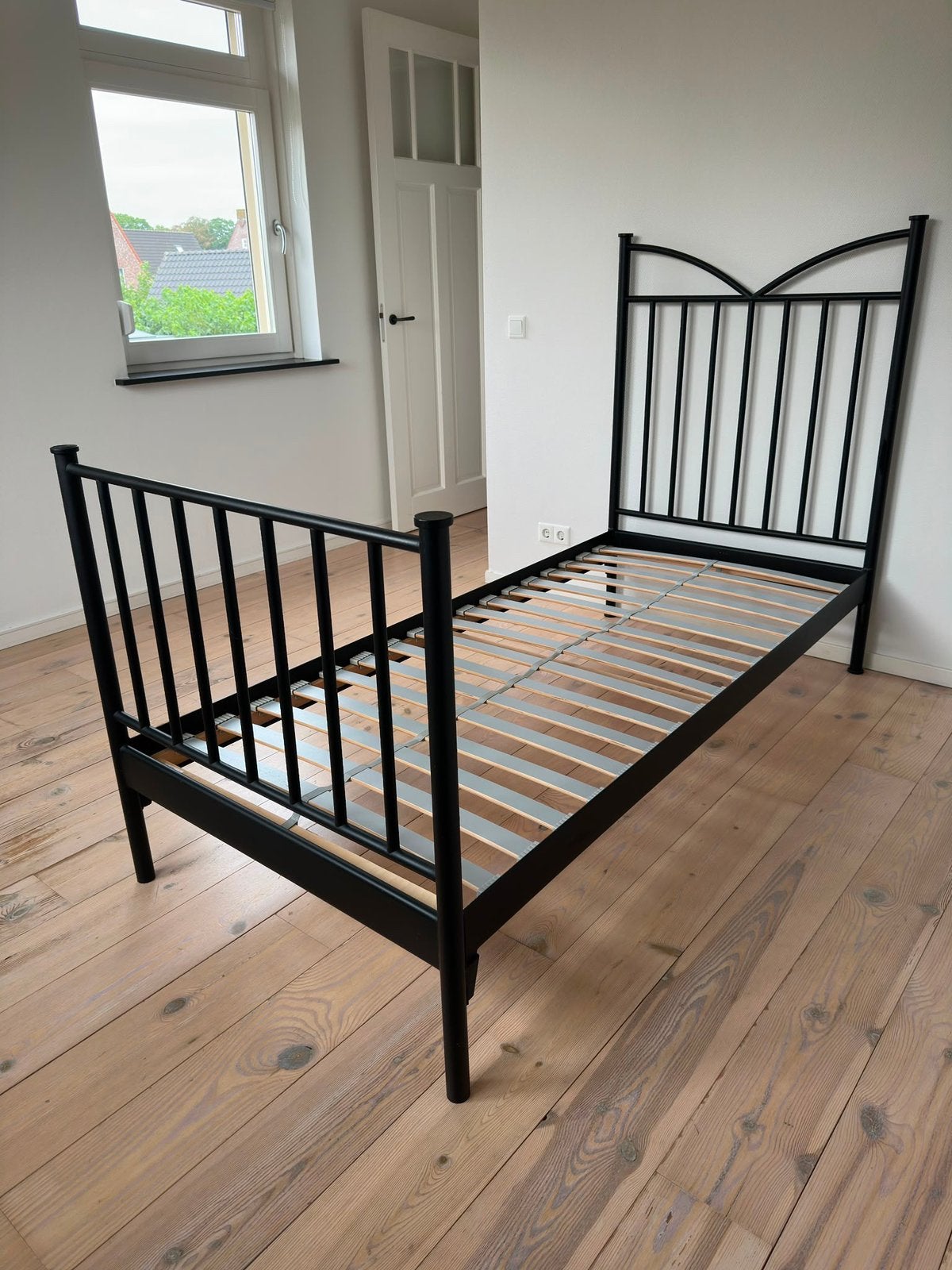 Ikea eenpersoonsbed 90x200 cm, zwarte metalen frame, Ophalen, 90 cm, Eenpersoons, Zwart