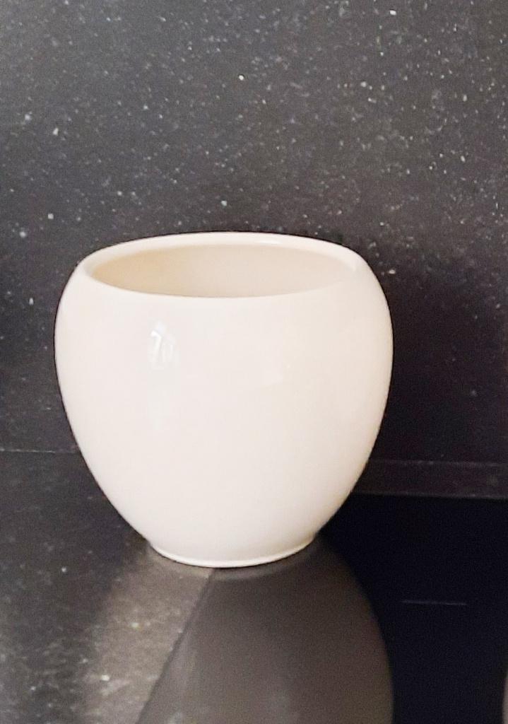 2 WITTE BLOEMPOTTEN STEPPEWIT HS POTTERIE TREVISO H:15 Ø 17, Rond, Nieuw, Ophalen of Verzenden, Balkon