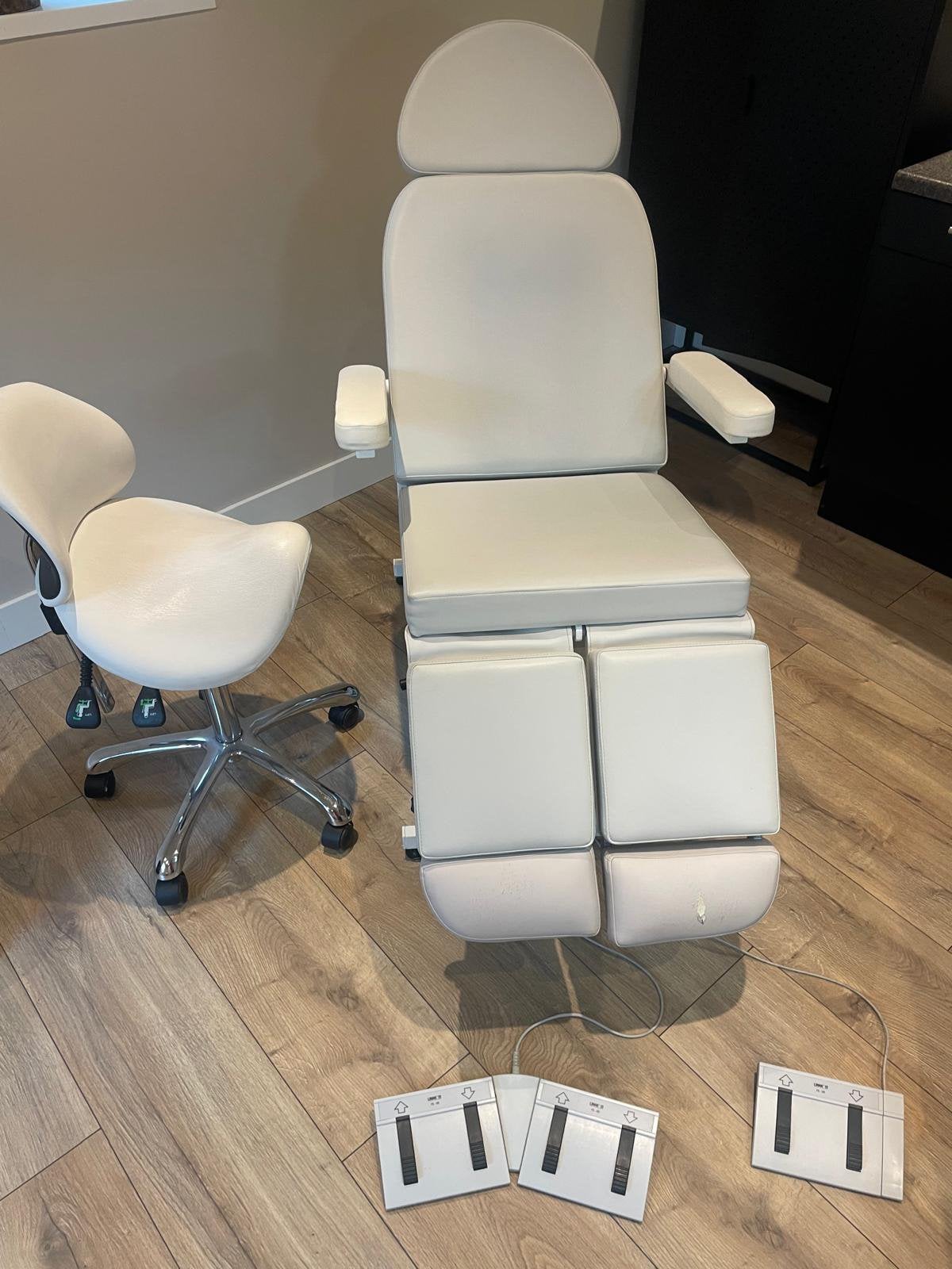 Elektrische behandelstoel (pedicure), Huis en Inrichting, Stoelen, Ophalen, Gebruikt, Eén
