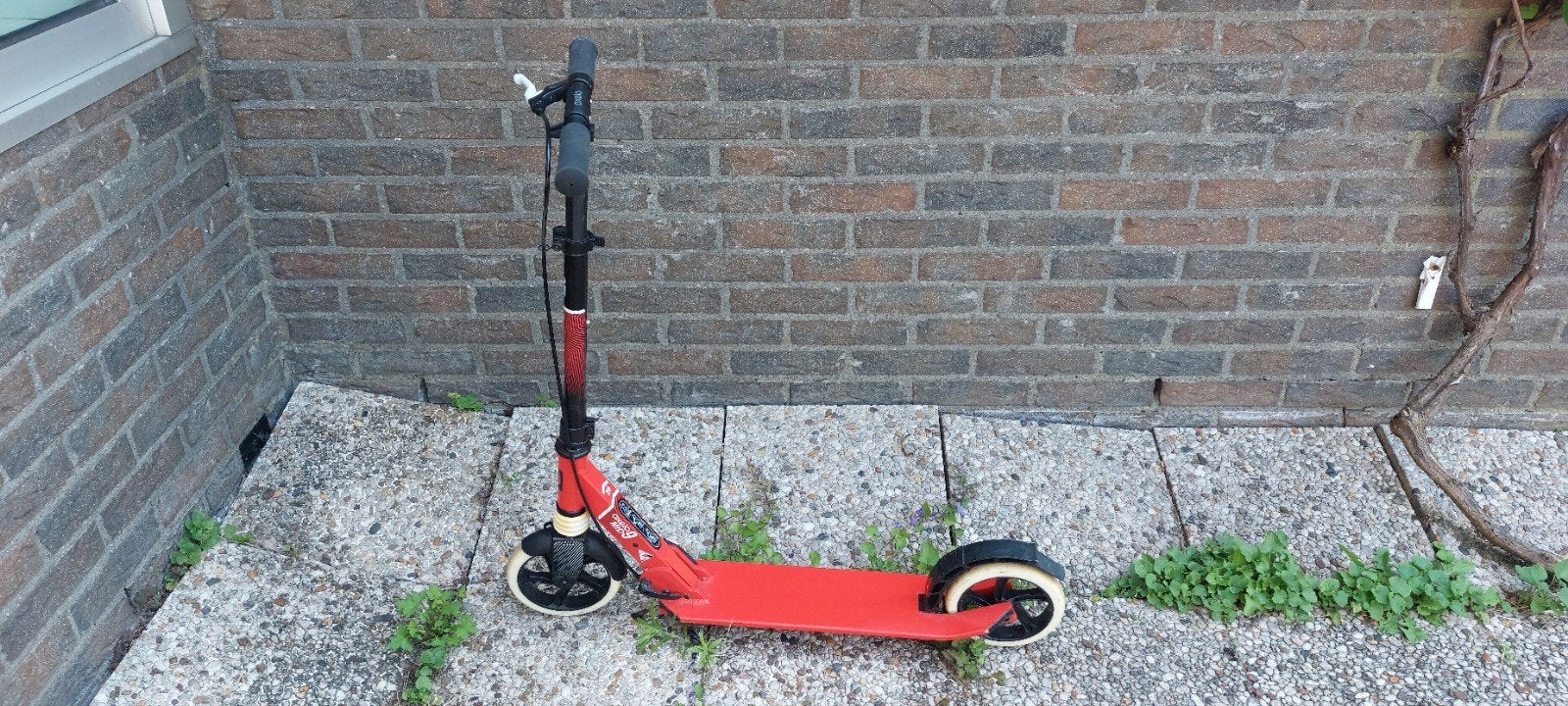 OXELO Step Mid 9 rood-zwart met standaard, Fietsen en Brommers, Steps, Ophalen, Zo goed als nieuw, Gewone step, Oxelo (Decathlon)