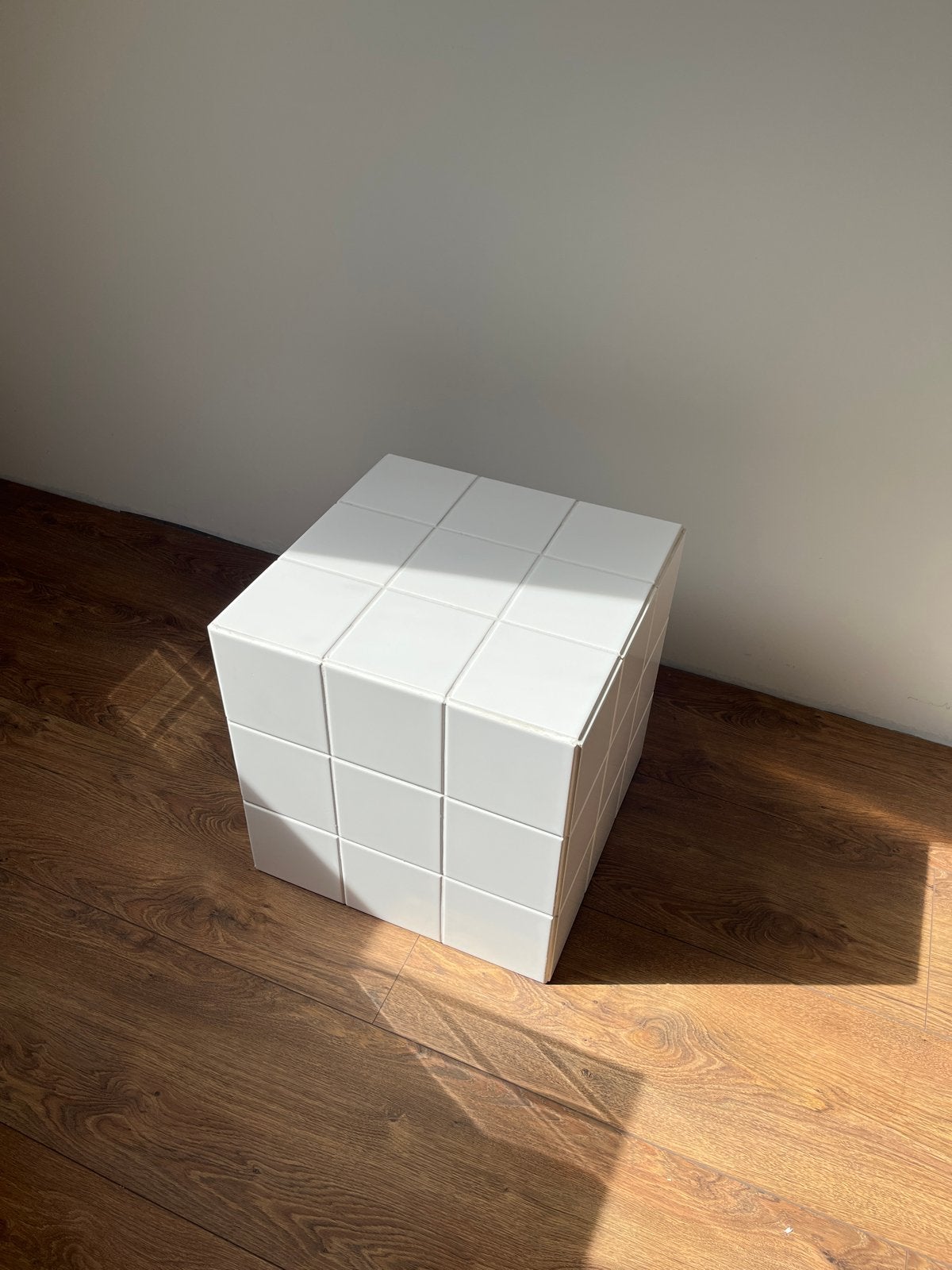 Witte betegelde kubus bijzettafel / accessoire (47x47x47cm), Overige materialen, Minder dan 55 cm, Gebruikt, Vierkant
