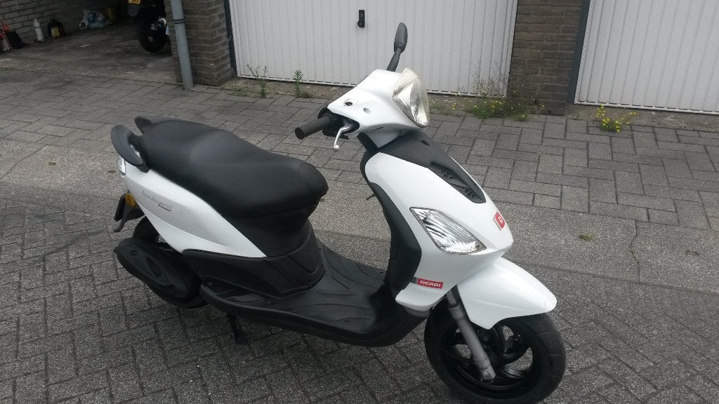 piaggio fly 2011, geel kenteken, Fietsen en Brommers, Scooters | Piaggio, Ophalen of Verzenden, Zo goed als nieuw, Fly, Benzine