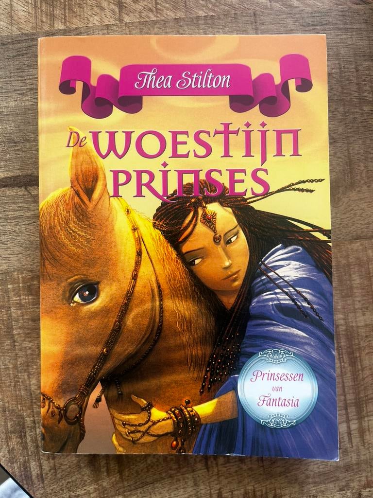 De woestijn prinses - Thea Stilton (paperback), Ophalen of Verzenden, Zo goed als nieuw, Fictie