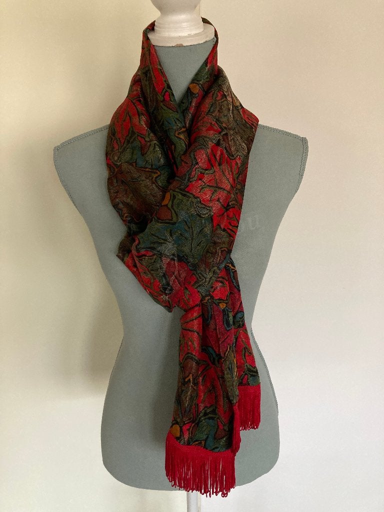 Satijnen sjaal met ingeweven motieven, Kleding | Dames, Mutsen, Sjaals en Handschoenen, Ophalen of Verzenden, Gedragen, Maat 46/48 (XL) of groter