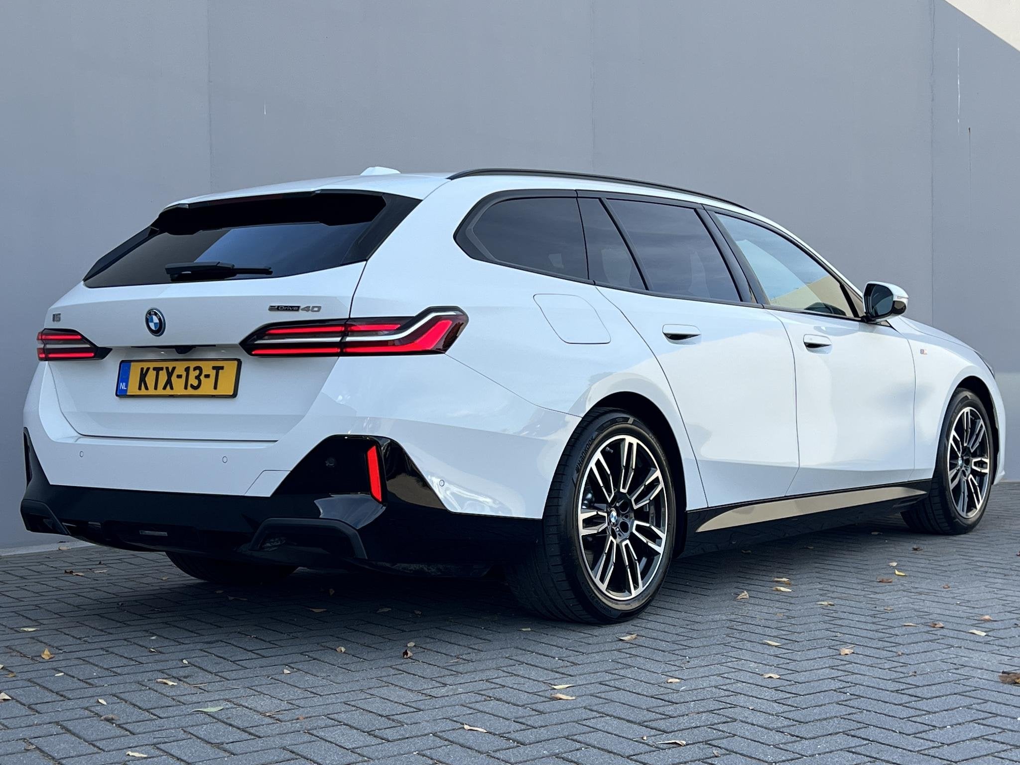 BMW i5 Touring eDrive40 M Sport Edition 84 kWh / Panorama da, Auto's, Automaat, Achterwielaandrijving, Zwart, I5