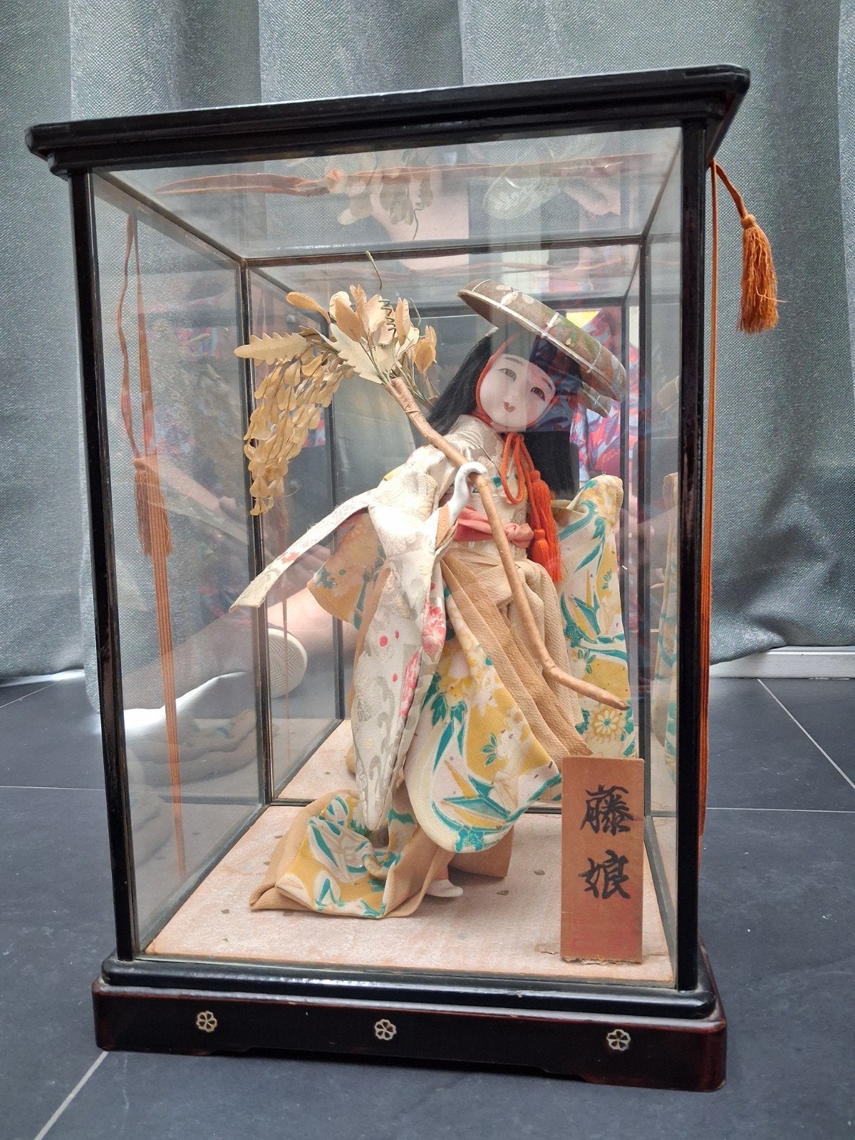 Antieke Japanse pop in vitrine - Fujimusume, Ophalen, Gebruikt, Pop