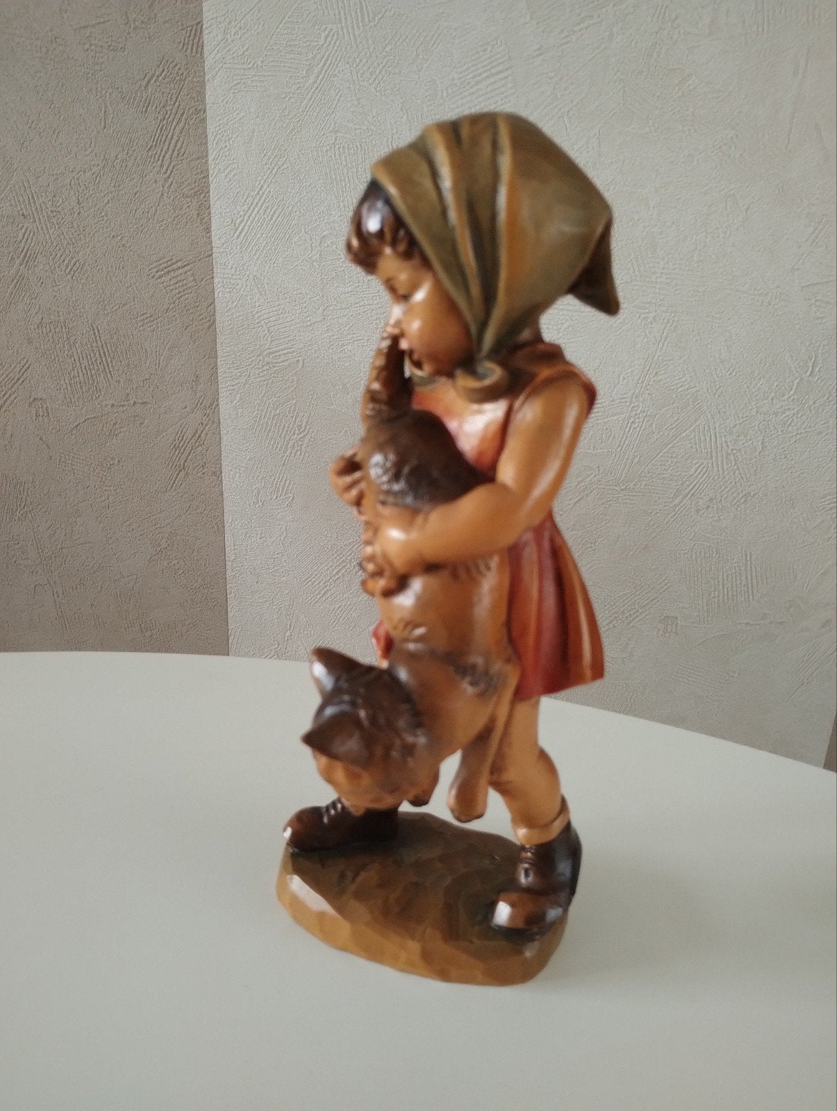 Houten beeldje meisje met kat uit Oostenrijk, Antiek en Kunst, Kunst | Beelden en Houtsnijwerken, Ophalen of Verzenden, Handgemaakt