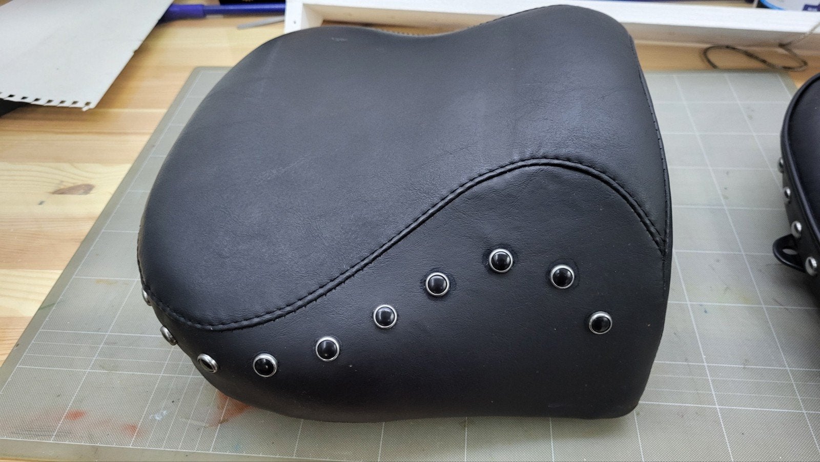 Zwarte buddyseat met studs - Comfortabel en stijlvol, Motoren, Onderdelen | Harley-Davidson, Ophalen of Verzenden