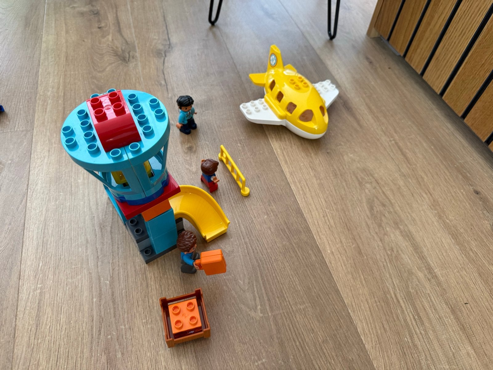 LEGO Duplo Vliegveld (10871) met vliegtuig en figuren, Gebruikt, Overige thema's, Ophalen of Verzenden, Compleet