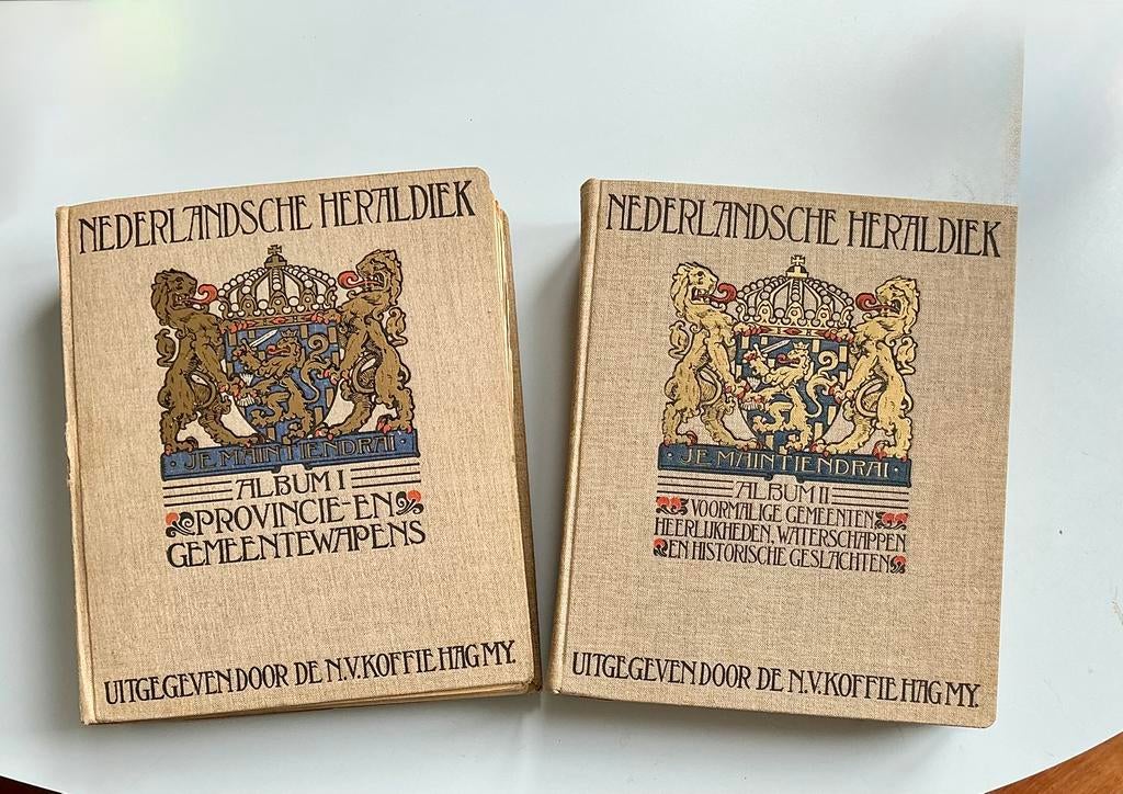 Nederlandsche Heraldiek 2 albums, Boeken, Ophalen of Verzenden, Gelezen