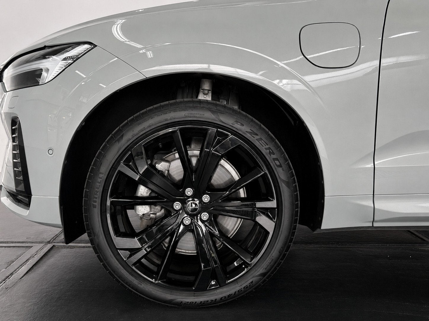Volvo XC60 T8 Plug-in AWD Black Edition Facelift Pano 455Pk, Auto's, Automaat, Dealer onderhouden, Gebruikt, Zwart