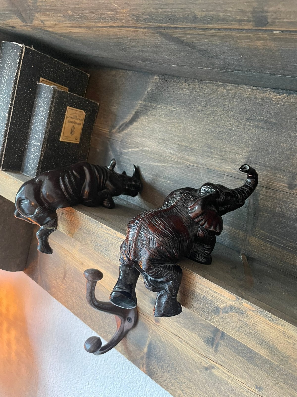 Set terracotta dierenbeelden olifant neushoorn donkerbruin, Verzamelen, Ophalen of Verzenden, Zo goed als nieuw, Dier