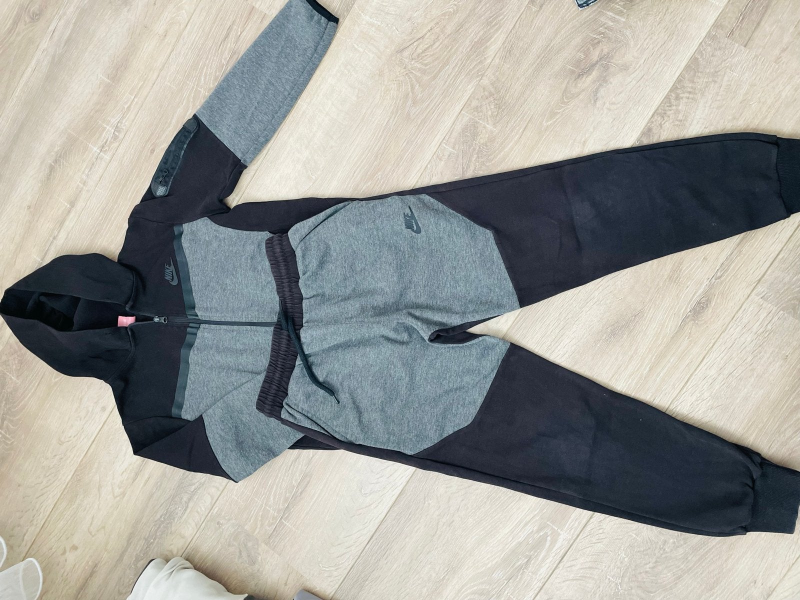 Jongens trainingsset Nike vest en lange broek - Maat 134/140, Kinderen en Baby's, Kinderkleding | Maat 134, Ophalen of Verzenden