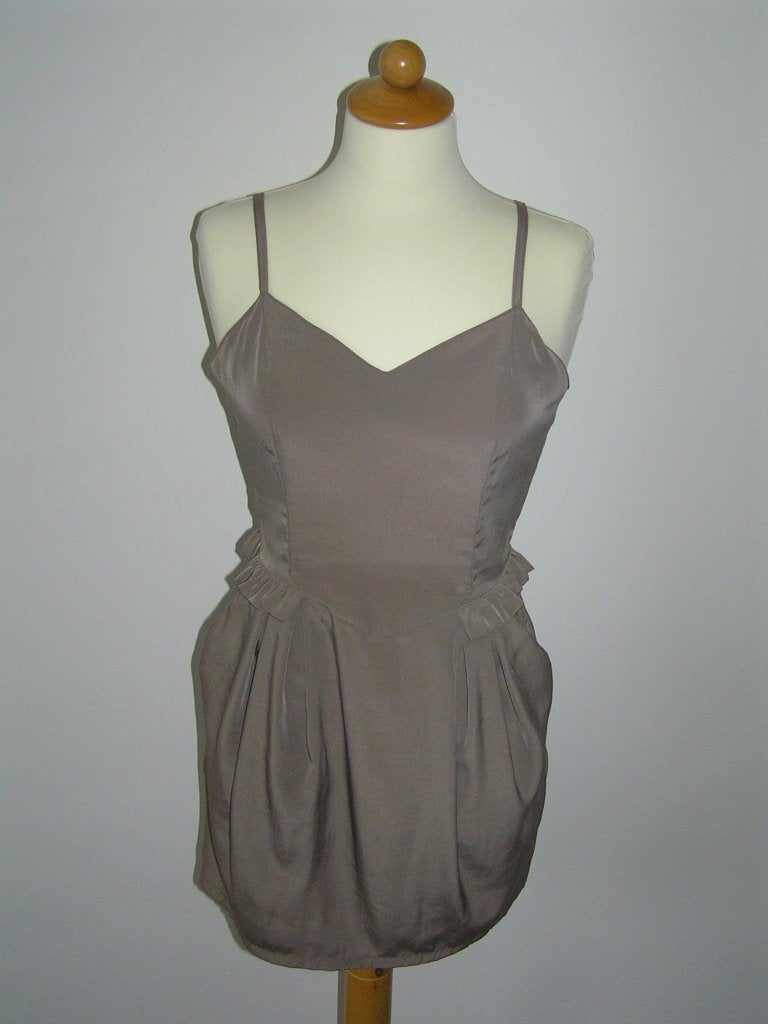 Taupe jurk met mooie accenten maat 36., Divided, Bruin, Nieuw, Ophalen of Verzenden