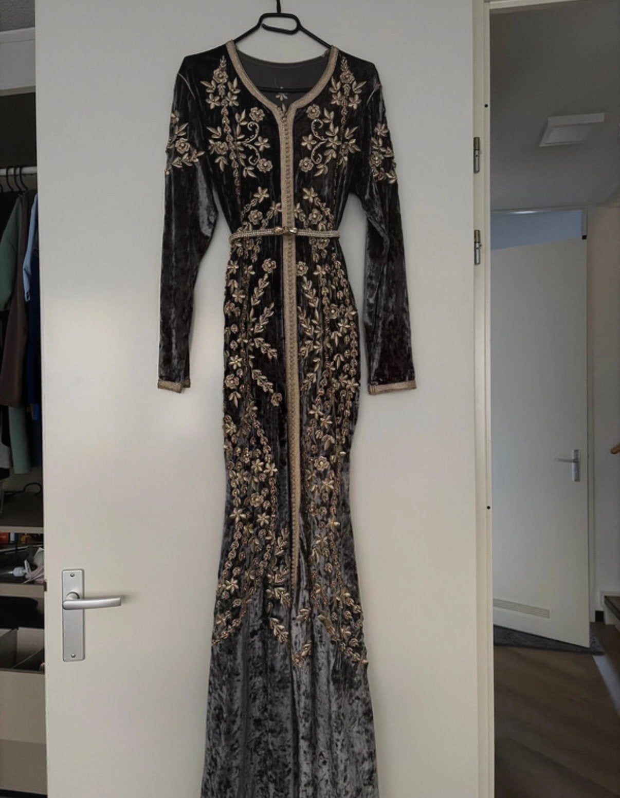 Prachtige fluwelen caftan met gouden borduursels maat S/M, Maat 38/40 (M), Galajurk, Verzenden, Zo goed als nieuw