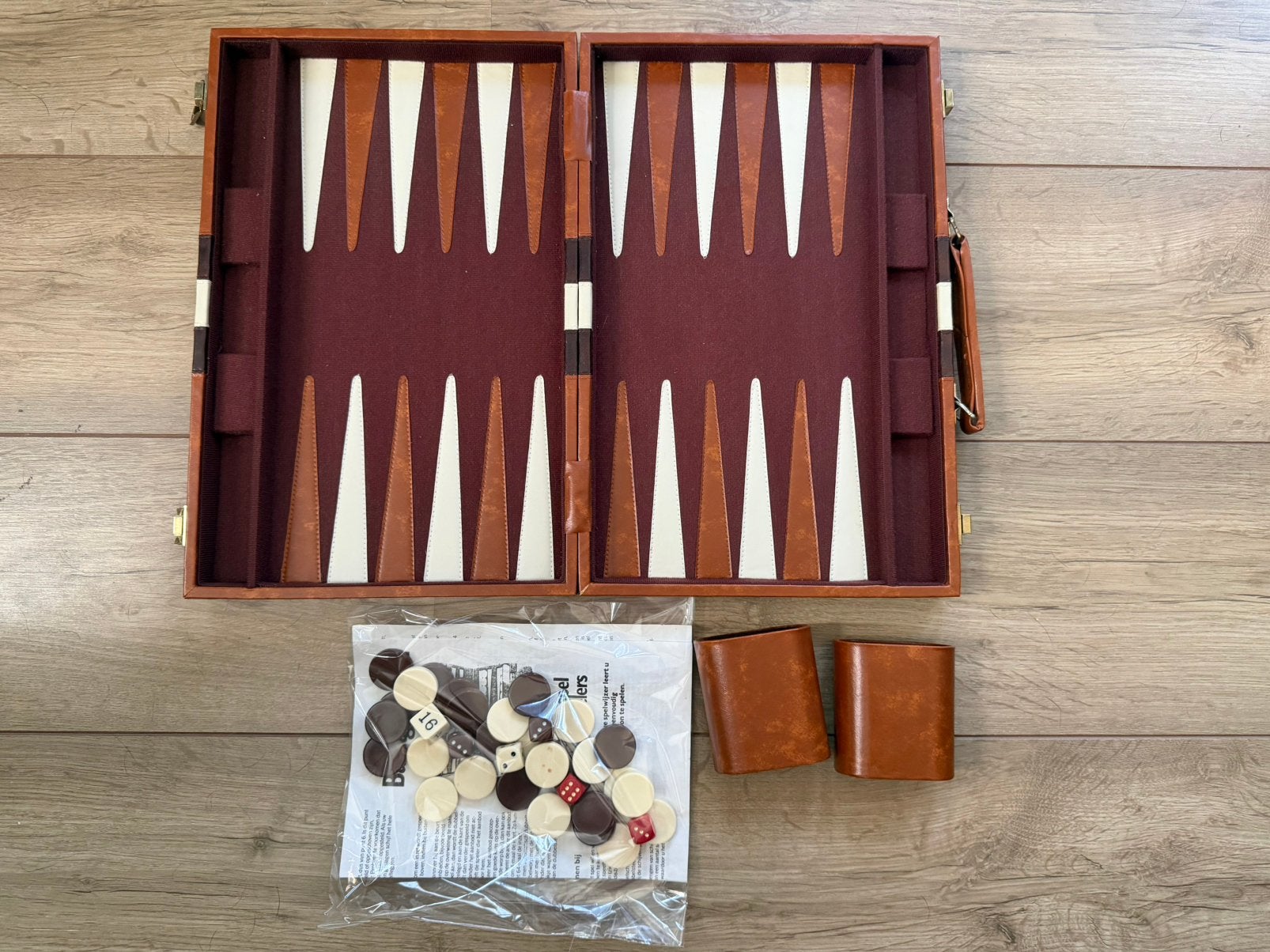 Backgammon in bruine leren koffer izgst, Hobby en Vrije tijd, Gezelschapsspellen | Overige, Een of twee spelers, Ophalen of Verzenden