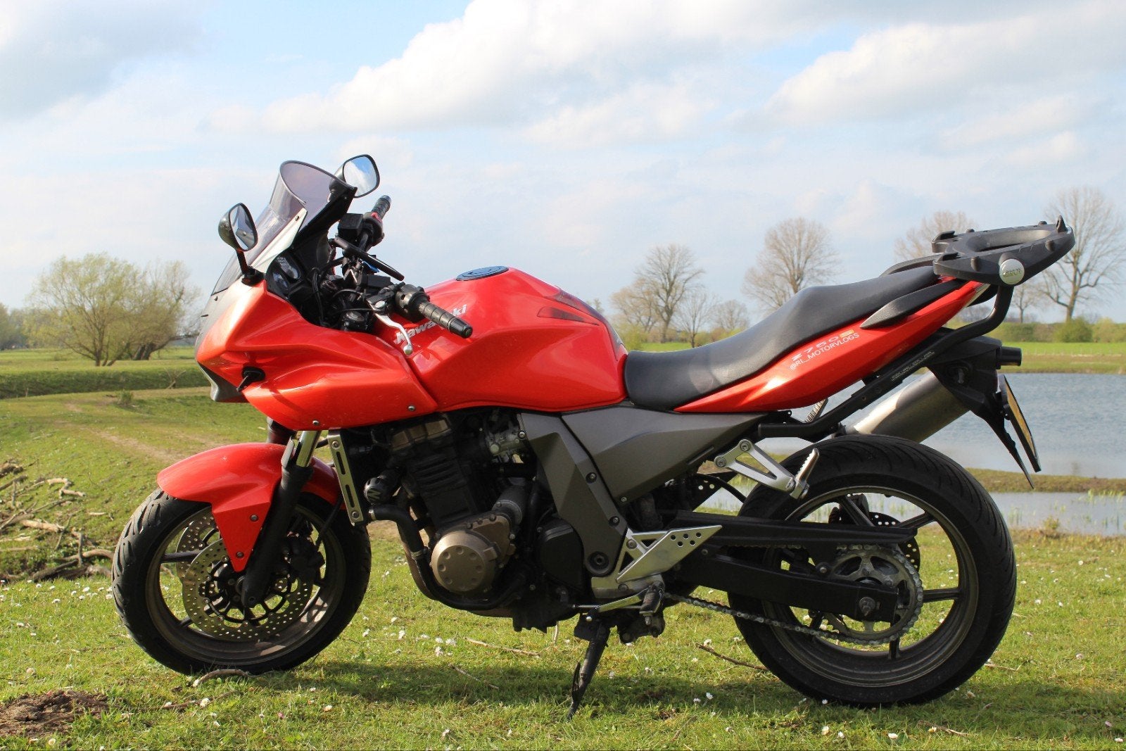 Kawasaki Z750S 2005 met sportuitlaat en topkoffer, Particulier