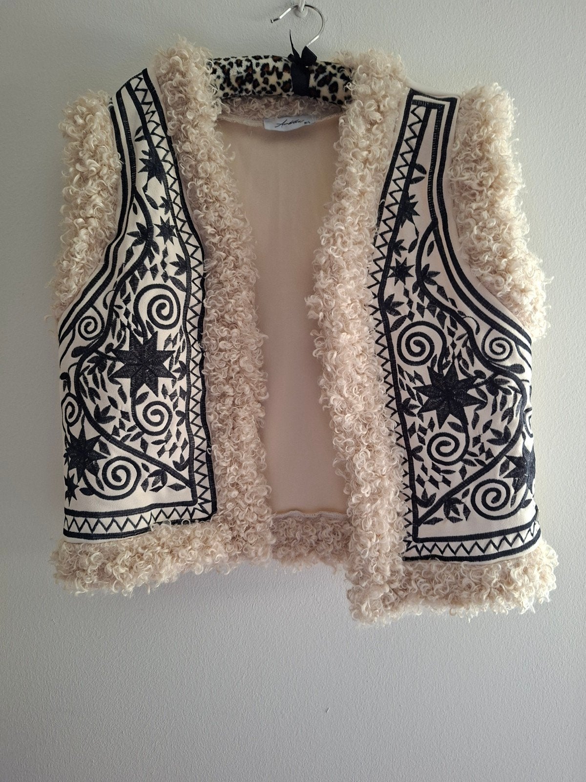 Mooie geborduurde bodywarmer met teddy voering, Maat 38/40 (M), Beige, Nieuw, Ophalen of Verzenden