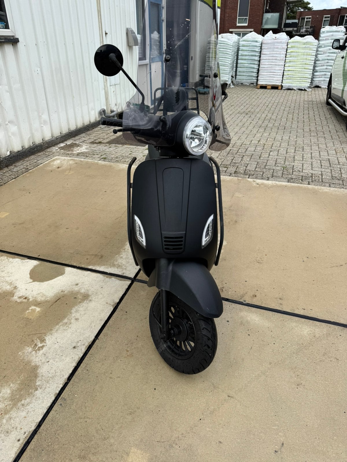 Zwarte Senzo Scooter met Windscherm en Valbeugels, Fietsen en Brommers, Snorfietsen en Snorscooters, Ophalen, Gebruikt, Benzine