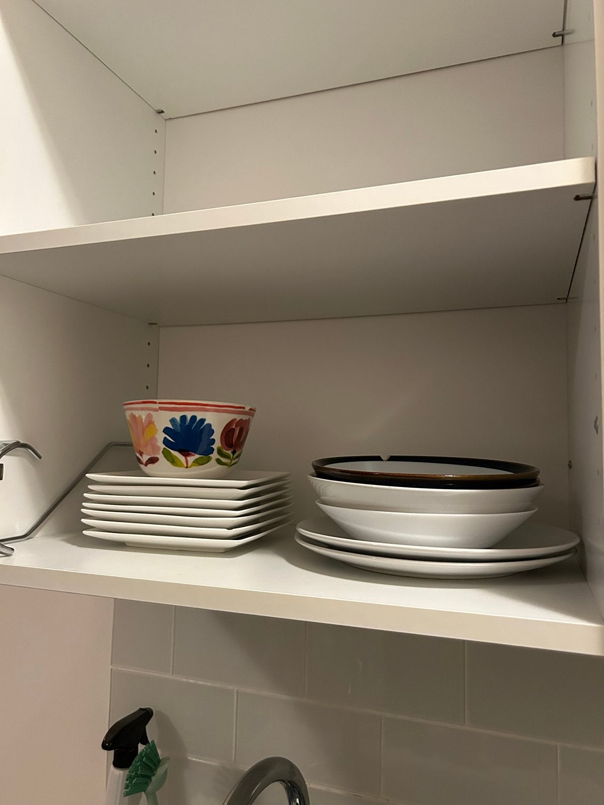 Foto 4 van Keukenbenodigdheden: slacentrifuge, mengkom, borden, glazen