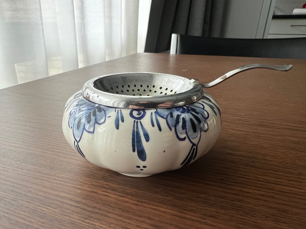 Antiek handgeschilderd theezeefje Delfts blauw, Antiek en Kunst, Antiek | Keramiek en Aardewerk, Ophalen of Verzenden