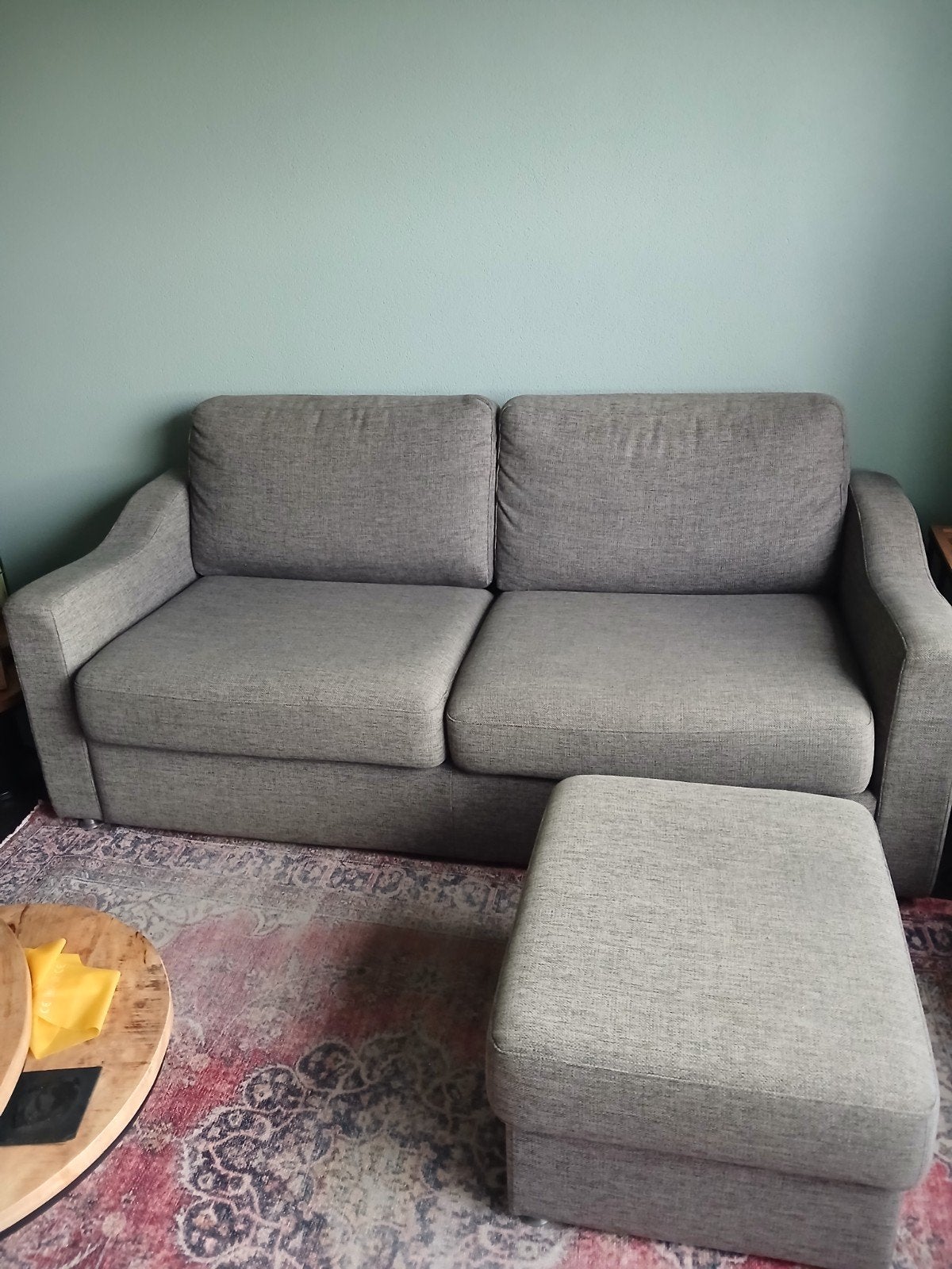 Grijze tweepersoonsbank met diepe kussens en poef, Gebruikt, 150 tot 200 cm, Tweepersoons, 75 tot 100 cm