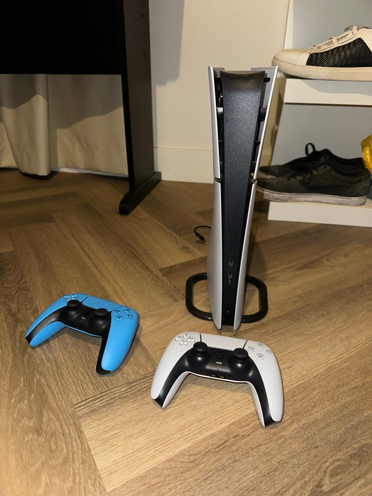 PlayStation 5 Slim 1TB met 2 controllers, Spelcomputers en Games, Games | Sony PlayStation 5, Overige genres, 2 spelers, Eén computer