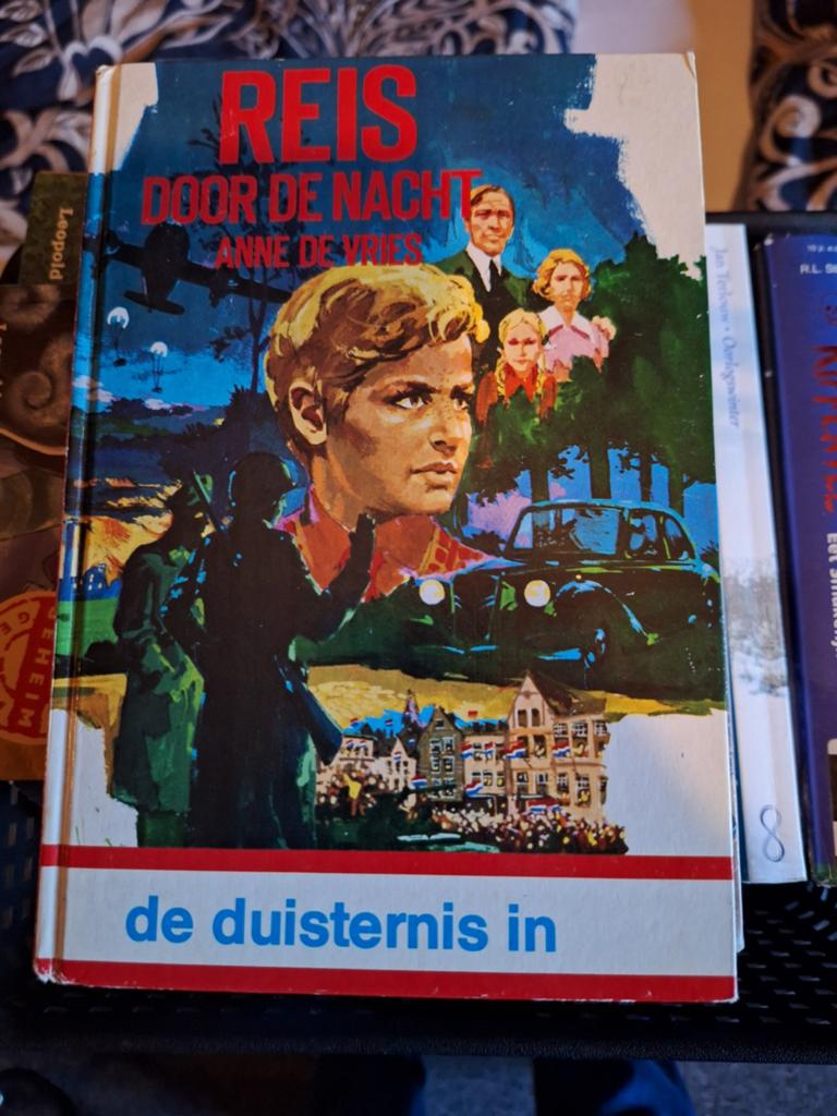 Reis door de Nacht: De Duisternis In - Anne de Vries, Boeken, Ophalen of Verzenden, Algemeen, Anne de Vries, Tweede Wereldoorlog