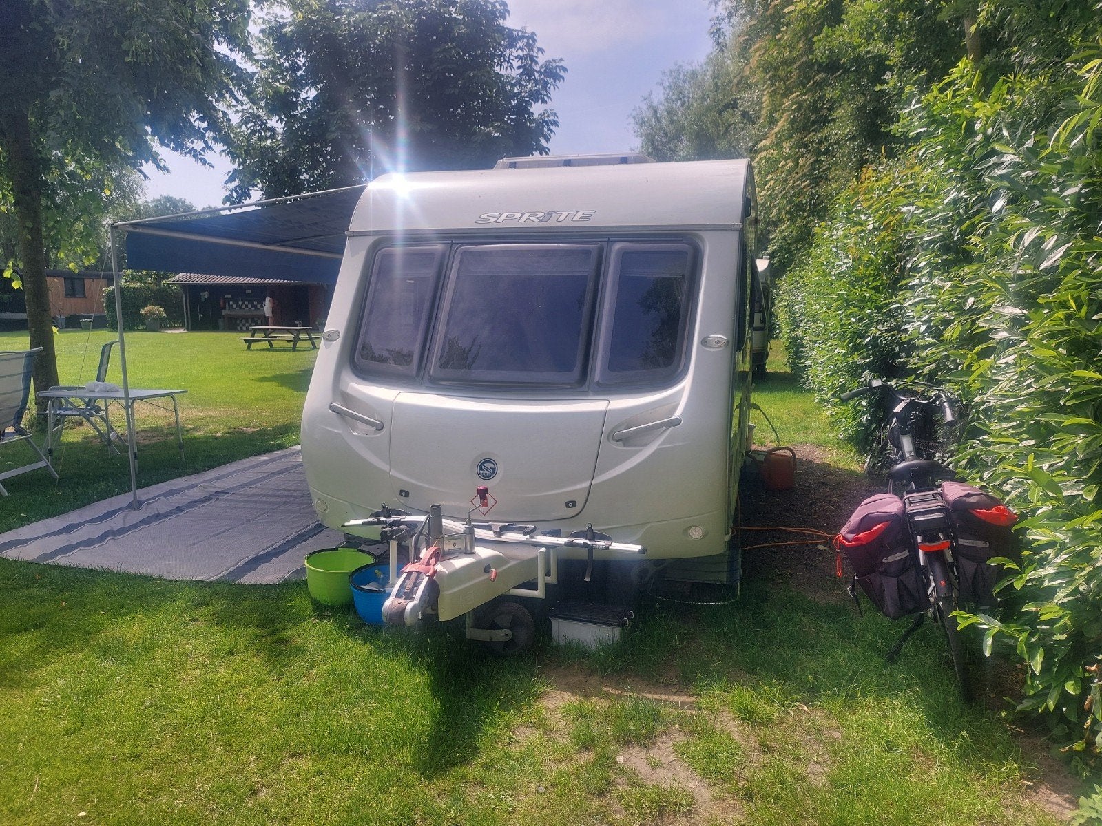 Sprite Europa 470 caravan met mover, schotel en inventaris, Caravans en Kamperen, Standaardzit, Particulier, Vast bed, Luifel